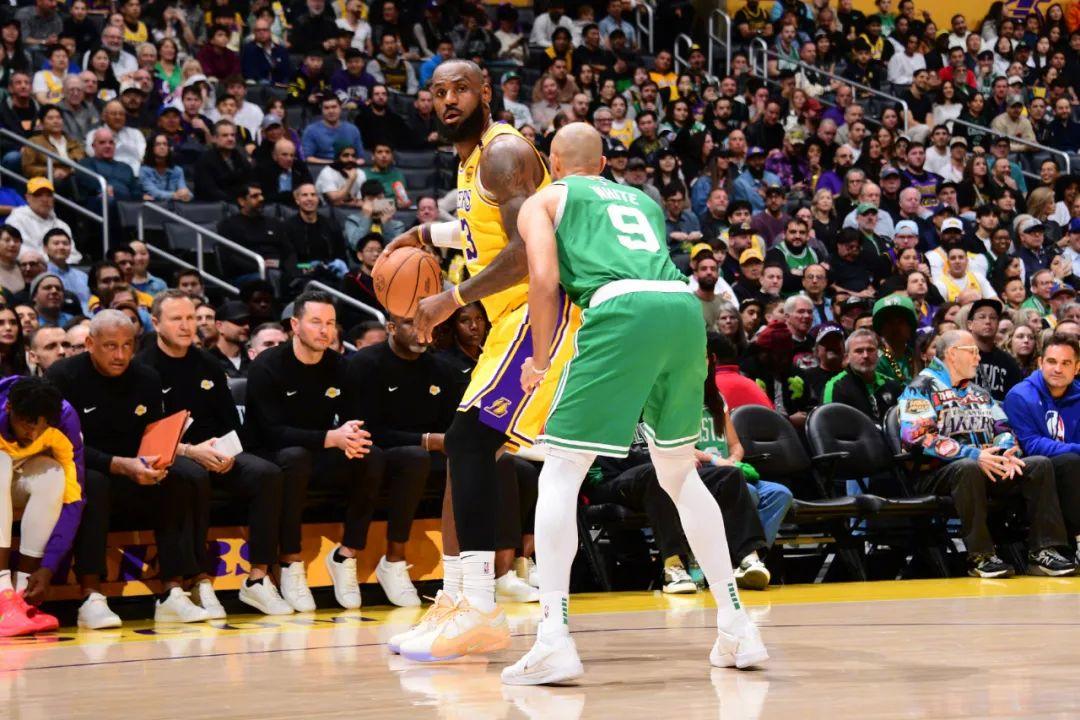  詹姆斯意外战胜澳大利亚队，败北引爆全场！AYX棋牌